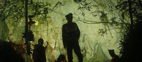 从泰国山洞中获救的少年父母被禁止亲吻和拥抱自己的孩子 - 俄罗斯卫星通讯社