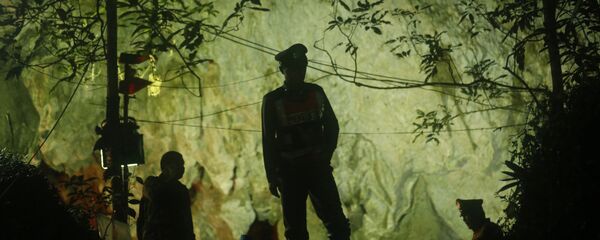 救援人员发现被困泰国岩洞的少年足球队，失踪者都还活着 - 俄罗斯卫星通讯社