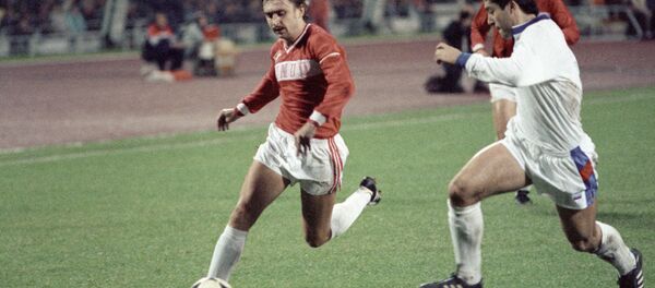 Игрок команды Спартак Федор Черенков (слева) приближается к штрафной площадке - 俄羅斯衛星通訊社