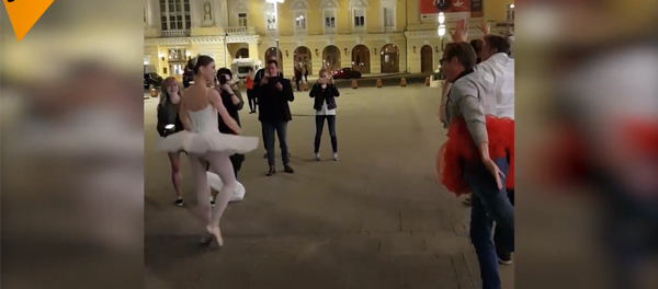 俄芭蕾舞演员为看俄罗斯VS西班牙球赛中断演出 - 俄罗斯卫星通讯社