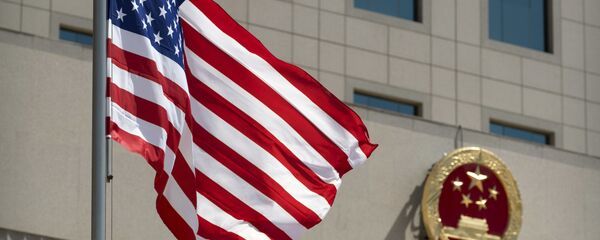 The American flag flies near the national emblem of China outside of the Bayi Building - 俄罗斯卫星通讯社