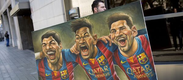 一名男子拿着漫画家Vizcarra的画，上面画着球星苏亚雷斯、内马尔、梅西等人。 - 俄罗斯卫星通讯社