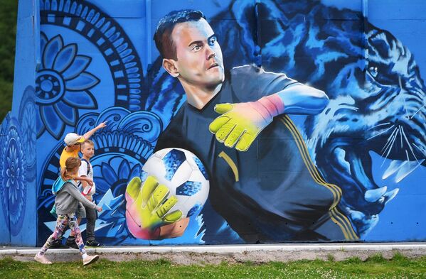 孩子們在看畫著俄羅斯國家足球隊守門員伊戈爾·阿金費耶夫的塗鴉。 - 俄羅斯衛星通訊社