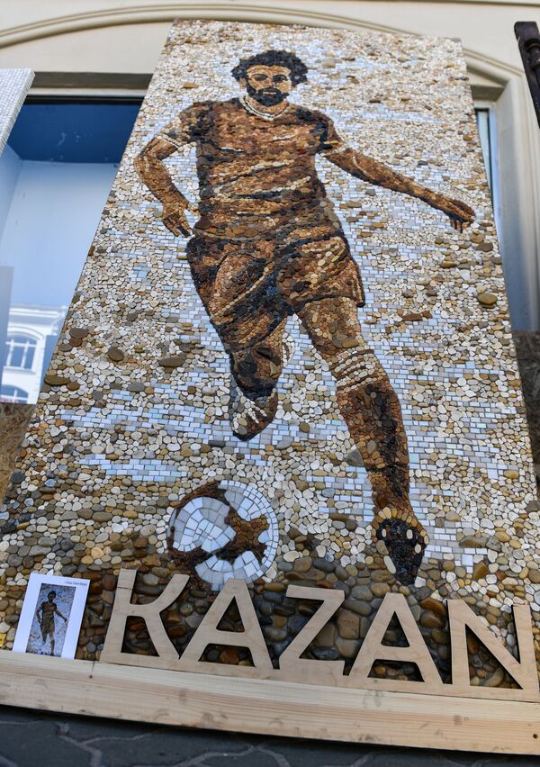在喀山鲍曼大街上的埃及国家队前锋萨拉赫的马赛克肖像。 - 俄罗斯卫星通讯社