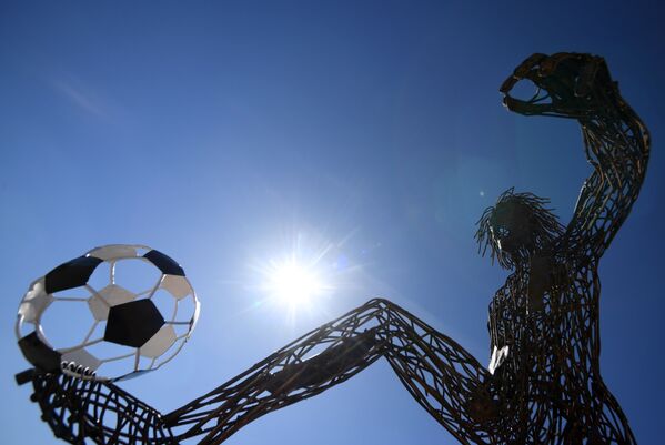 喀山“化学”大街。用处理混泥土废料基地的废金属制成的四米高的足球运动员塑像。 - 俄罗斯卫星通讯社