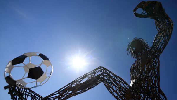 Четырехметровая скульптура футболиста, сделанная из металлолома рабочими базы по переработке бетонных отходов, на Химической улице в Казани - 俄罗斯卫星通讯社