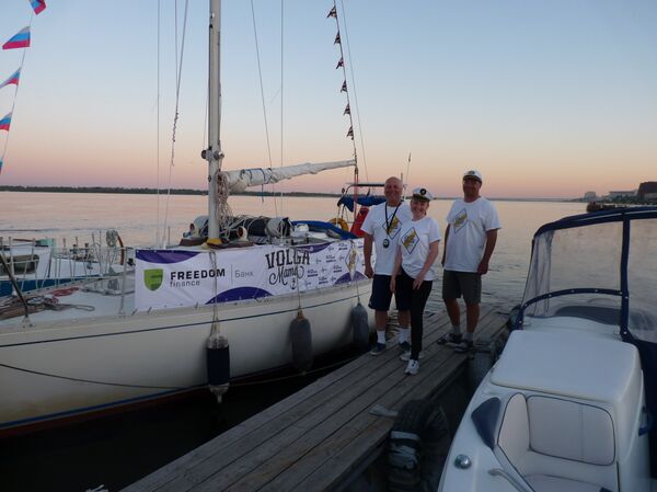 沿伏尔加河驾驶帆船到达伏尔加格勒市的英国球迷 - 俄罗斯卫星通讯社