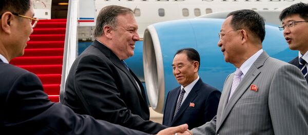 U.S. Secretary of State Mike Pompeo is greeted by North Korean Director of the United Front Department Kim Yong Chol, and North Korean Foreign Minister Ri Yong Ho, as he arrives at Sunan International Airport in Pyongyang U.S. Secretary of State Mike Pompeo is greeted by North Korean Director of the United Front Department Kim Yong Chol, and North Korean Foreign Minister Ri Yong Ho, as he arrives at Sunan International Airport in Pyongyang - 俄羅斯衛星通訊社