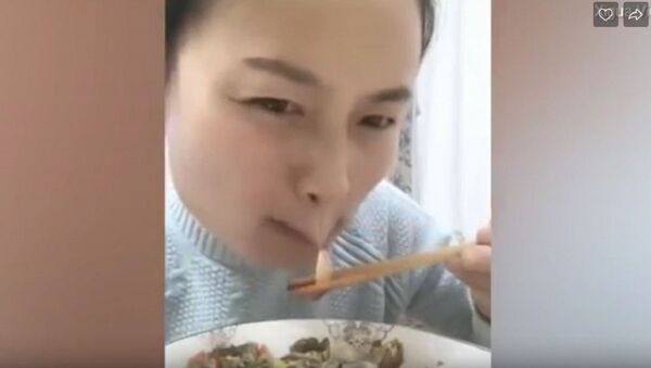 女子直播吃醉蟹被夹嘴 好疼好尴尬 - 俄罗斯卫星通讯社