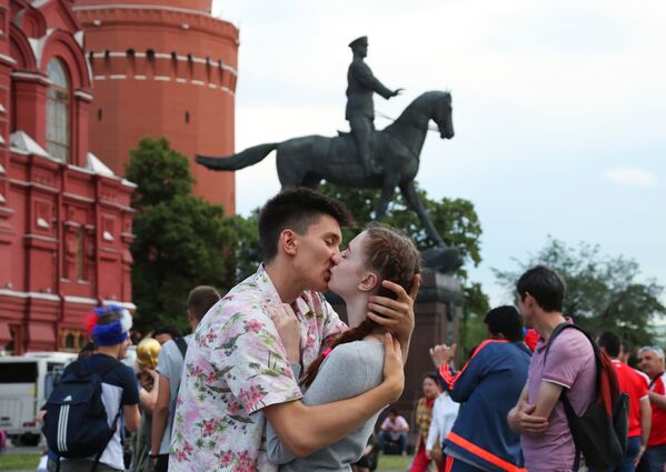 在莫斯科馬涅日廣場旁親吻的戀人。 - 俄羅斯衛星通訊社