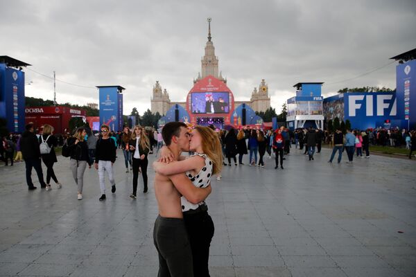 以麻雀山上的莫斯科大學旁的國際足聯球迷節開幕式為背景接吻的情侶。 - 俄羅斯衛星通訊社
