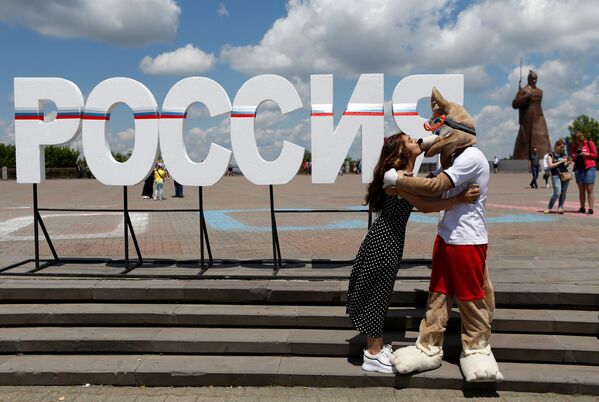 斯塔夫羅波爾。女孩親吻“扎比瓦卡”狼。 - 俄羅斯衛星通訊社