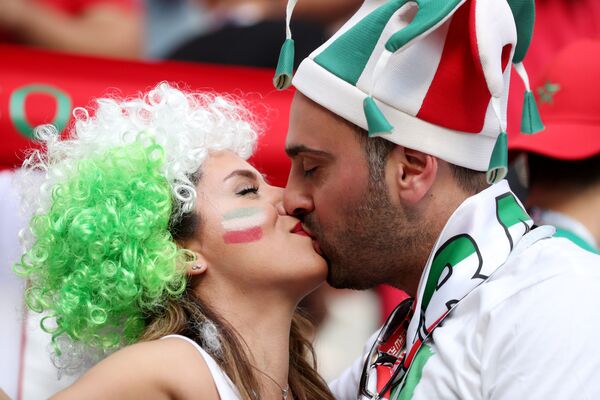 在摩洛哥和伊朗比賽時親吻的球迷。 - 俄羅斯衛星通訊社