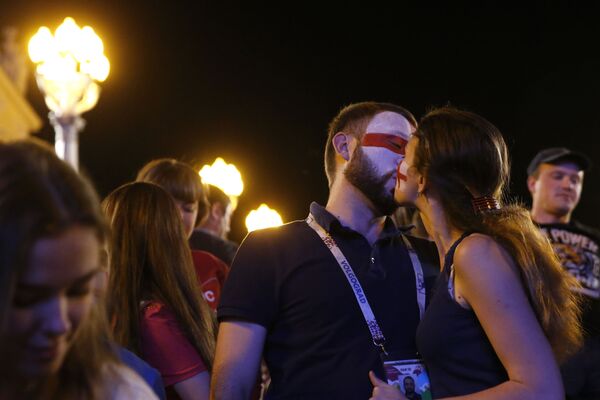 伏爾加格勒。英國球迷在英格蘭和突尼斯的比賽上接吻。 - 俄羅斯衛星通訊社