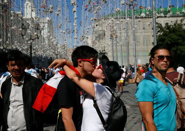 在世界杯期间，在莫斯科市中心的接吻的秘鲁球迷。 - 俄罗斯卫星通讯社
