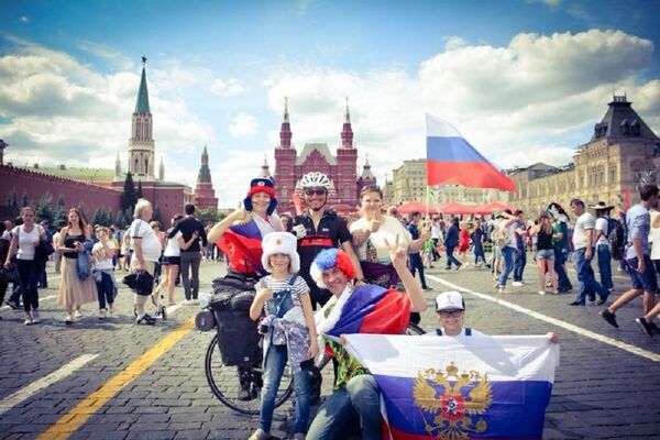 与俄罗斯朋友摄影留念 - 俄罗斯卫星通讯社