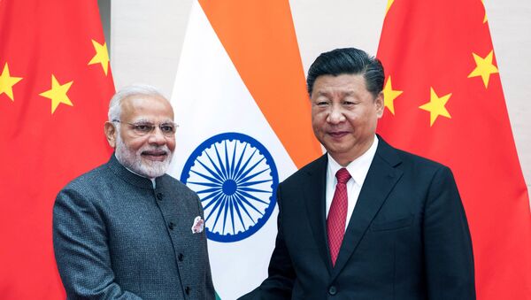 Chinese President Xi Jinping, right, meets with Indian Prime Minister Narendra Modi - 俄羅斯衛星通訊社