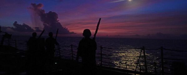 Sailors assigned to the Arleigh Burke-class guided-missile destroyer USS Mustin fire illumination rounds - 俄罗斯卫星通讯社
