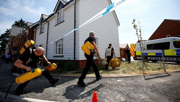 Fire and Rescue Service personel arrive with safety equipment at the site of a housing estate on Muggleton Road, after it was confirmed that two people had been poisoned with the nerve-agent Novichok, in Amesbury - 俄罗斯卫星通讯社