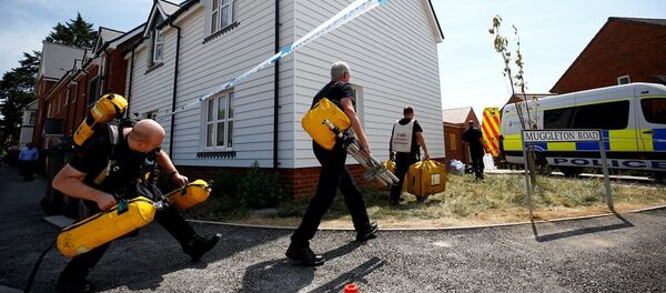 Fire and Rescue Service personel arrive with safety equipment at the site of a housing estate on Muggleton Road, after it was confirmed that two people had been poisoned with the nerve-agent Novichok, in Amesbury - 俄罗斯卫星通讯社
