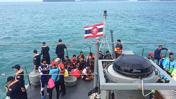 泰國沈沒游船“鳳凰號”打撈出水 - 俄羅斯衛星通訊社