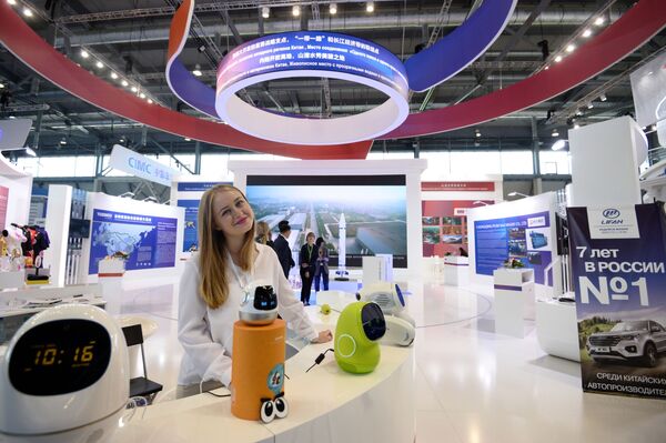 国际工业展览会INNOPROM-2018在叶卡捷琳堡国际会展中心举行，图为一名女性看展观众 - 俄罗斯卫星通讯社