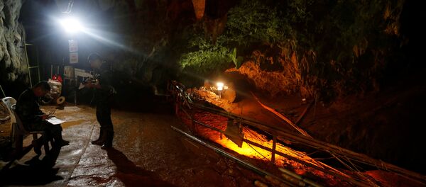 泰国足球少年如何在受淹洞穴撑过9天？ - 俄罗斯卫星通讯社