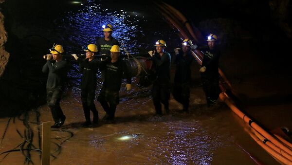 Soldiers take out machines after 12 soccer players and their coach were rescued in Tham Luang cave complex in the northern province of Chiang Rai, Thailand - 俄羅斯衛星通訊社