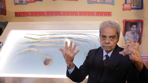 印度留66年指甲的老人終於把指甲剪了 - 俄羅斯衛星通訊社