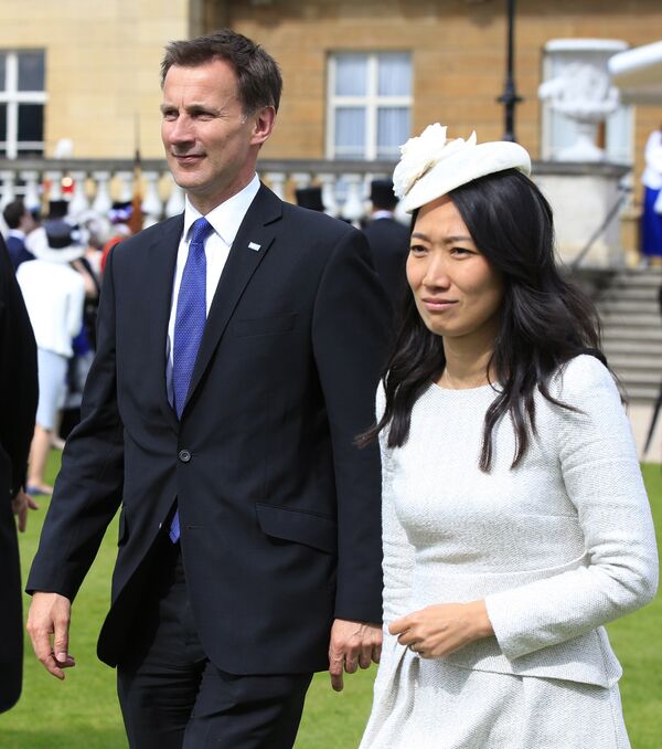 杰里米·亨特主持着英国执政党保守党的一个中国之友小组。中国之友小组是发展英中两国社会联络的倡议机构和发动机。去年亨特曾任中英高级别人文交流机制的共同主席，担任这一职务的中方伙伴是中国国务院副总理刘延东。 - 俄罗斯卫星通讯社