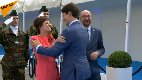 加拿大总理从比利时首相夏尔·米歇尔身旁走过，并与他并未领结婚证的妻子打招呼 - 俄罗斯卫星通讯社