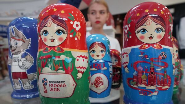 加里寧格勒市出售紀念品和2018俄羅斯世界杯標誌品官方商店裡的套娃。 - 俄羅斯衛星通訊社