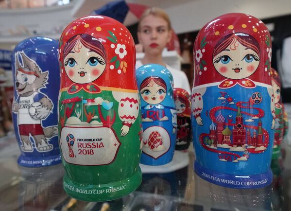 加里宁格勒市出售纪念品和2018俄罗斯世界杯标志品官方商店里的套娃。 - 俄罗斯卫星通讯社
