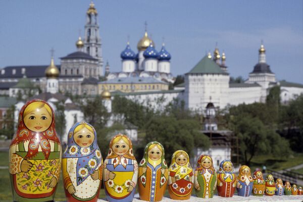 以谢尔盖圣三一修道院为背景拍摄的俄罗斯套娃照片。 - 俄罗斯卫星通讯社