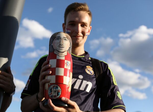 克罗地亚球迷拿着克罗地亚球员卢卡∙莫德里奇样子的套娃。 - 俄罗斯卫星通讯社