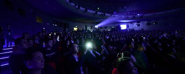 目前，中国票房收入在逐渐接近北美指数。根据中国艺恩网统计，2018年前6个月，中国电影票房收入高达316亿美元，同比增长了17.8%。 - 俄罗斯卫星通讯社