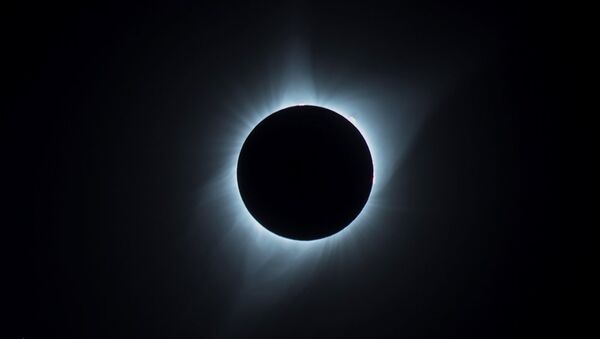 В Сети опубликовали фото солнечного затмения с суперлуной - 俄罗斯卫星通讯社