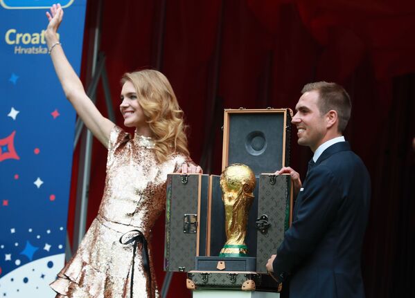 “赤子之心”基金会创始人娜达莉亚•沃佳诺娃和足球运动员菲利普•拉姆将奖杯带到世界杯赛闭幕式上 - 俄罗斯卫星通讯社
