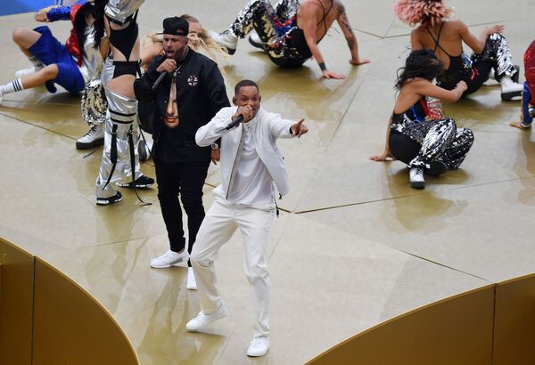 歌手尼基•詹姆和嘻哈歌手威尔•斯密斯在莫斯科卢日尼基体育馆的2018俄罗斯世界杯闭幕式上 - 俄罗斯卫星通讯社