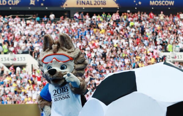 吉祥物扎比瓦卡在2018俄羅斯世界杯閉幕式上 - 俄羅斯衛星通訊社