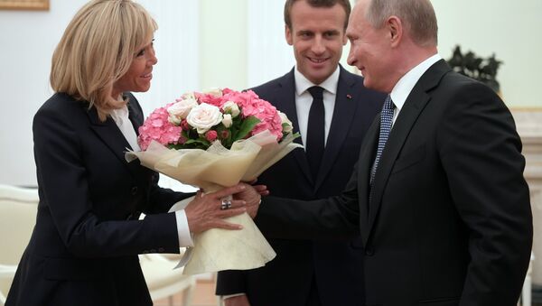 普京赠法国第一夫人一束芍药玫瑰组合的花束 - 俄罗斯卫星通讯社
