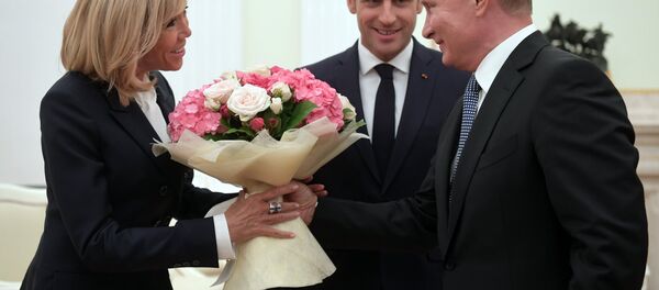 普京赠法国第一夫人一束芍药玫瑰组合的花束 - 俄罗斯卫星通讯社