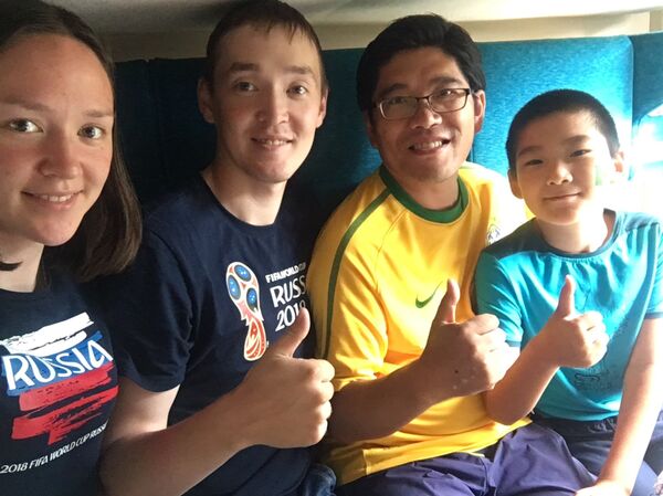 在巴西的时候，城市之间也没有像样的火车交通系统，基本上都是靠飞机和大巴。那时候飞机票价飞涨，涨到正常票价的三到四倍，而且数量有限，抢不到机票的话，就不能去了。 - 俄罗斯卫星通讯社