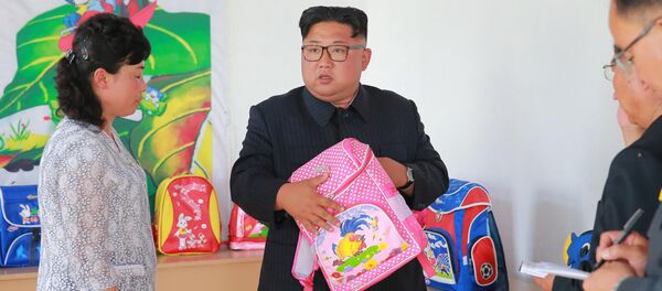 朝鲜领导人金正恩在平壤视察Chungjin箱包厂。 朝鲜领导人金正恩在平壤视察Chungjin箱包厂。 - 俄罗斯卫星通讯社