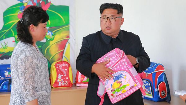 朝鮮領導人金正恩在平壤視察Chungjin箱包廠。 - 俄羅斯衛星通訊社