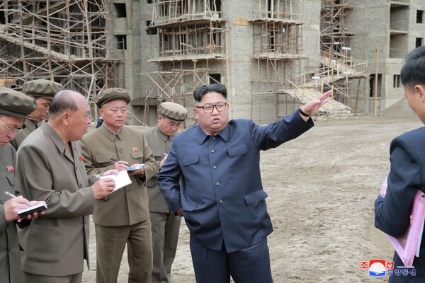 朝鮮領導人金正恩在三池淵縣視察建築工地。 - 俄羅斯衛星通訊社