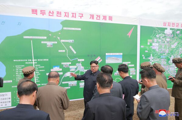 朝鮮領導人金正恩在三池淵縣視察建築工地。 - 俄羅斯衛星通訊社