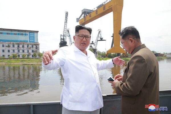 朝鮮領導人金正恩在視察淸津市造船廠。 - 俄羅斯衛星通訊社