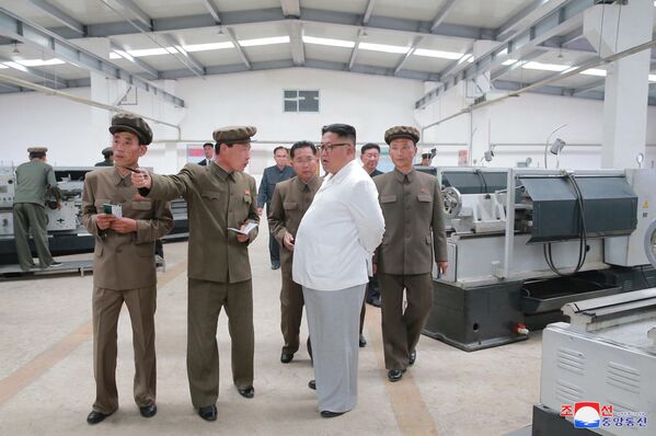 朝鮮領導人金正恩在視察機器製造廠。 - 俄羅斯衛星通訊社