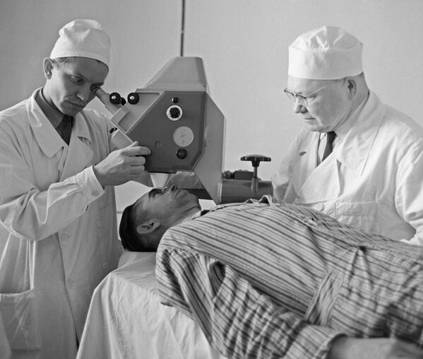 从20世纪60 - 70年代开始，激光装置不断改进，其最大功率和可用性都逐渐增强。 图片说明：1968年，外科医生在眼科诊所用激光进行眼科手术。 - 俄罗斯卫星通讯社